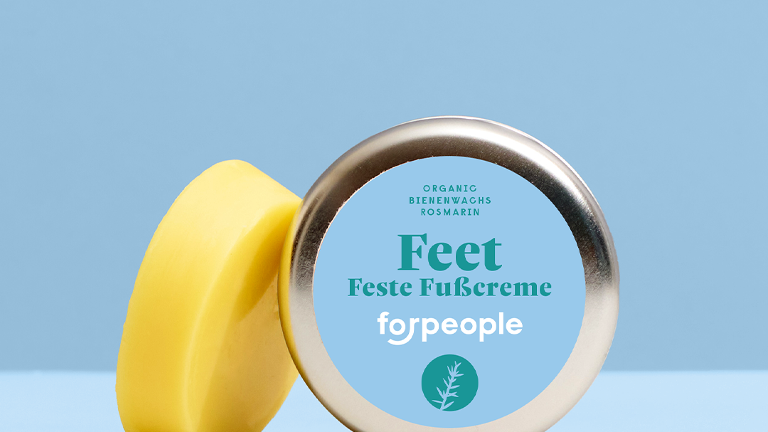Feste Fußcreme – Rosmarin & Salbei: Cremestück neben der Metalldose