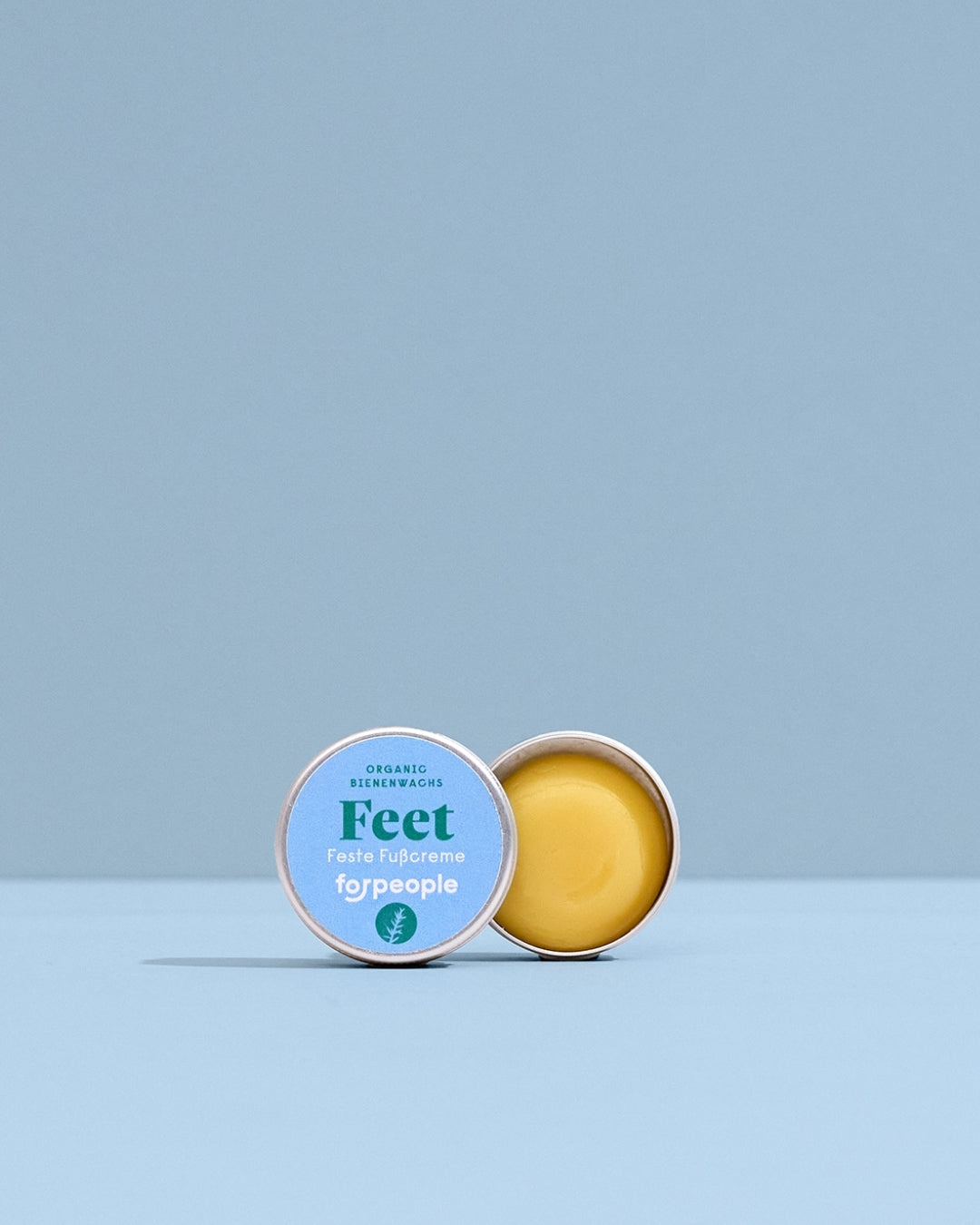 Feste Fußcreme Travelsize: geöffnete 8-g-Metalldose mit gelber Fußcreme