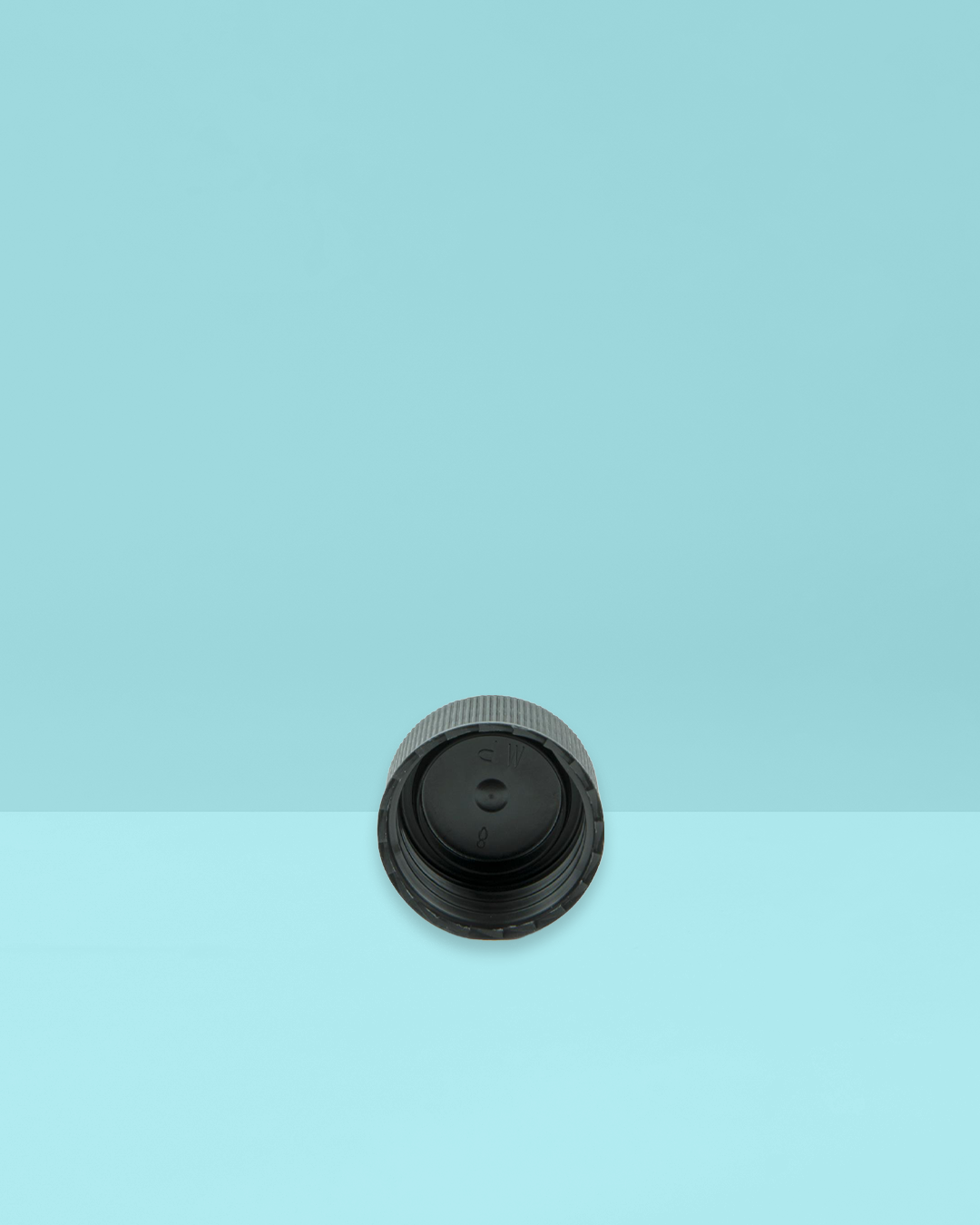 Travel lid with screw thread