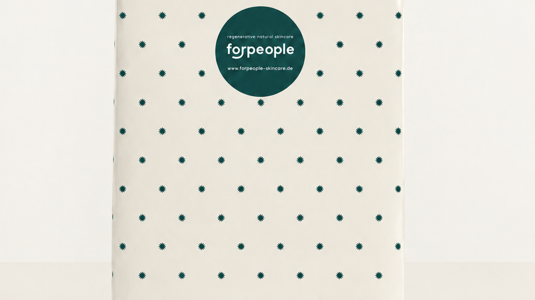Adventskalender „Winter Well 2026“ von forpeople, verpackt in Papier mit Punktemuster