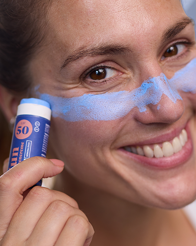 forpeople Feste Sonnencreme LSF50 Mini - OCEAN BLUE – Anwendung auf der Haut