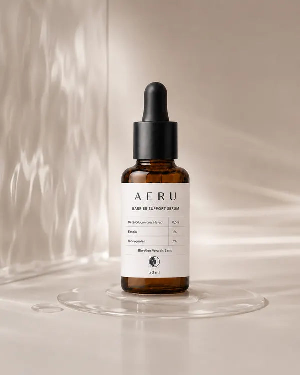 AERU Barrier Serum steht in flachem Wasser, Lichtreflexe