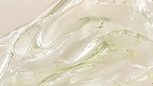 Makroaufnahme: frisches, grünlich-klares Aloe-Vera-Gel